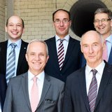 Personen stehen nebeneinander
