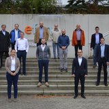 Personen, die nebeneinander mit abstand stehen
